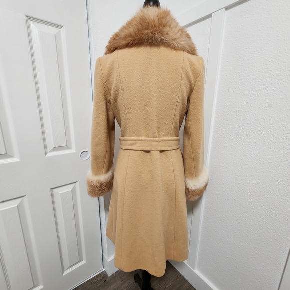 1960s Vintage Jackie Stuart Junior Fur Collar Tan Belted Wool Trench Coat - Picture 2 of 15